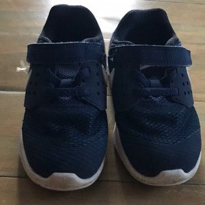 Toddler Navy Nike sneakers